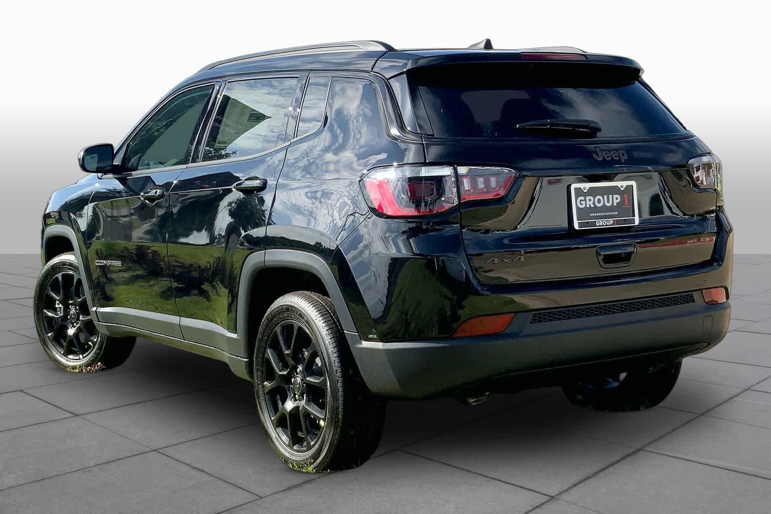 New 2026 Diamond Black Crystal Pearl-Coat Exterior Paint Jeep Latitude image 12