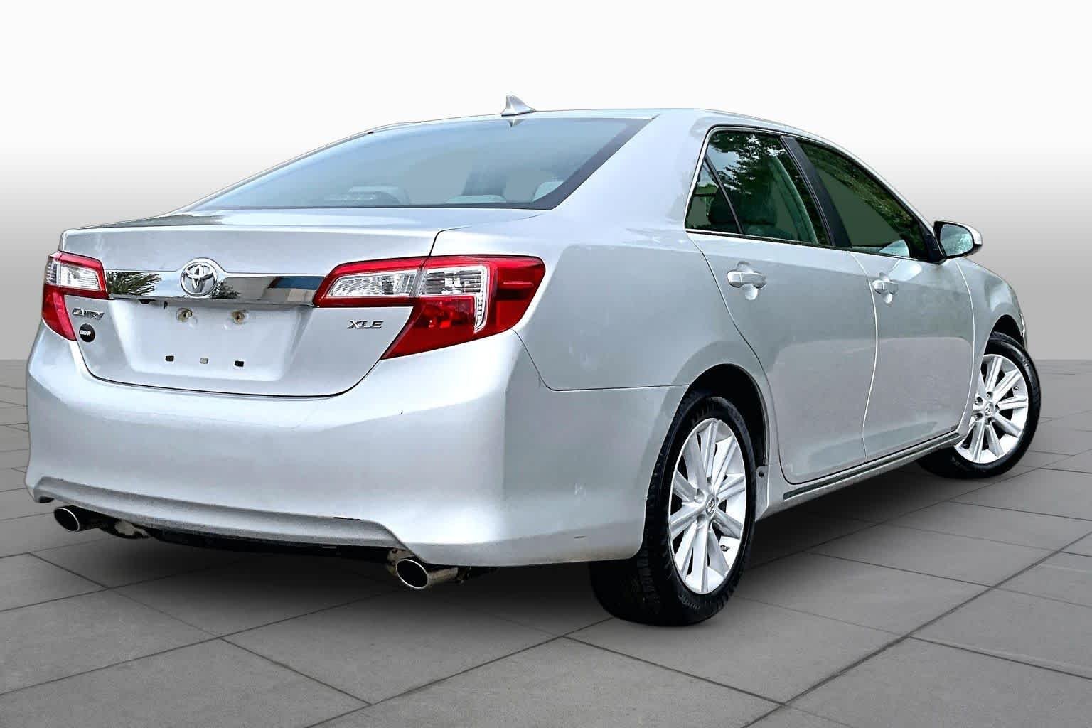 Used 2013 Classic Silver Metallic Toyota XLE image 13