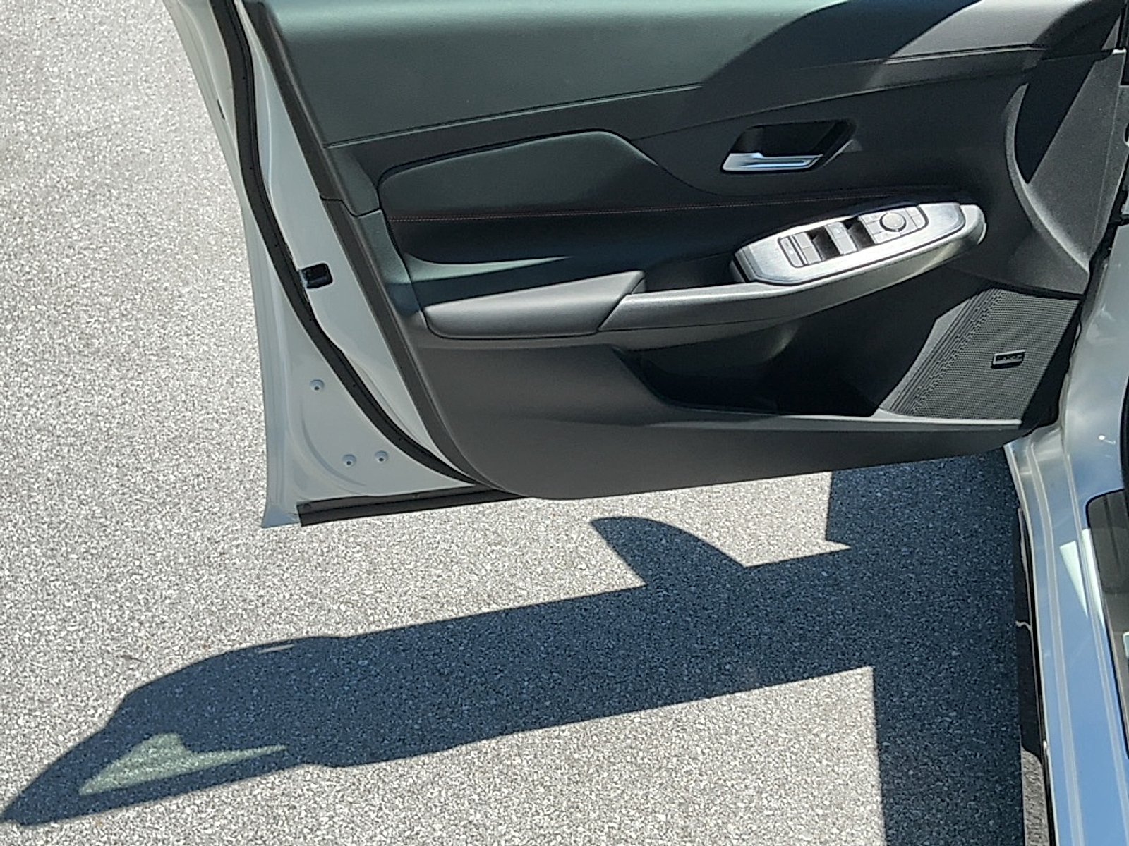 New 2026 Aspen White Tricoat/Super Black Nissan SR image 6