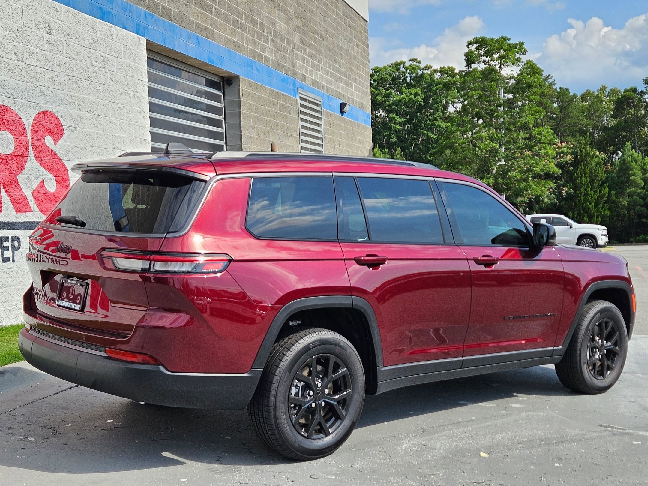 New 2026 Velvet Red Pearl-Coat Exterior Paint Jeep Laredo Altitude image 7