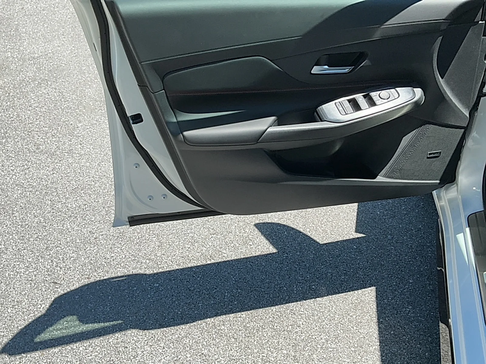 New 2026 Aspen White Tricoat/Super Black Nissan SR image 6