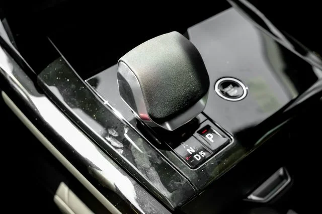 New 2026 Fuji White Land Rover SE image 33