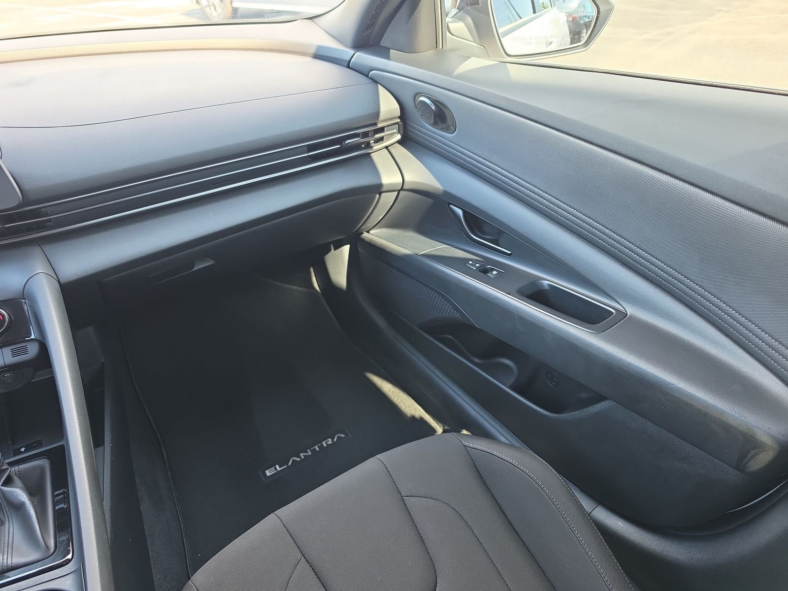 Used 2025 White Hyundai SEL Sport image 12