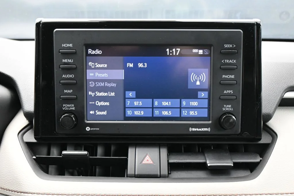 Used 2022 White Toyota XLE image 22