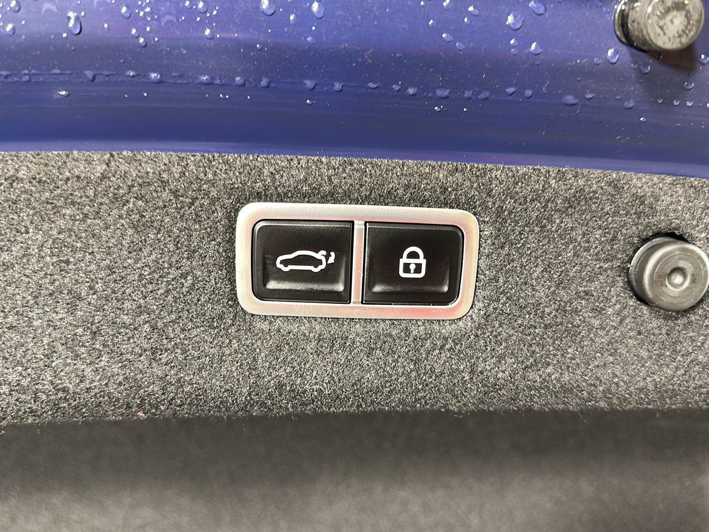 Used 2023 Capri Blue Genesis 3.3T image 8