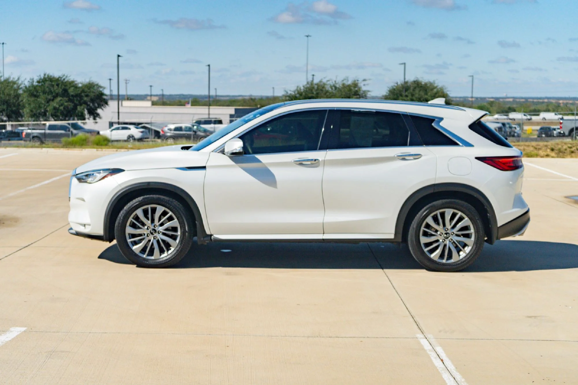 Certified Used 2025 White INFINITI LUXE image 7