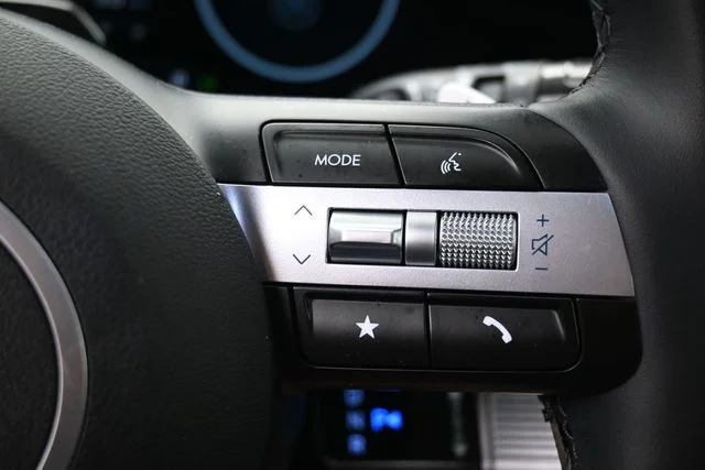Used 2025 Gray Hyundai SEL Convenience image 19
