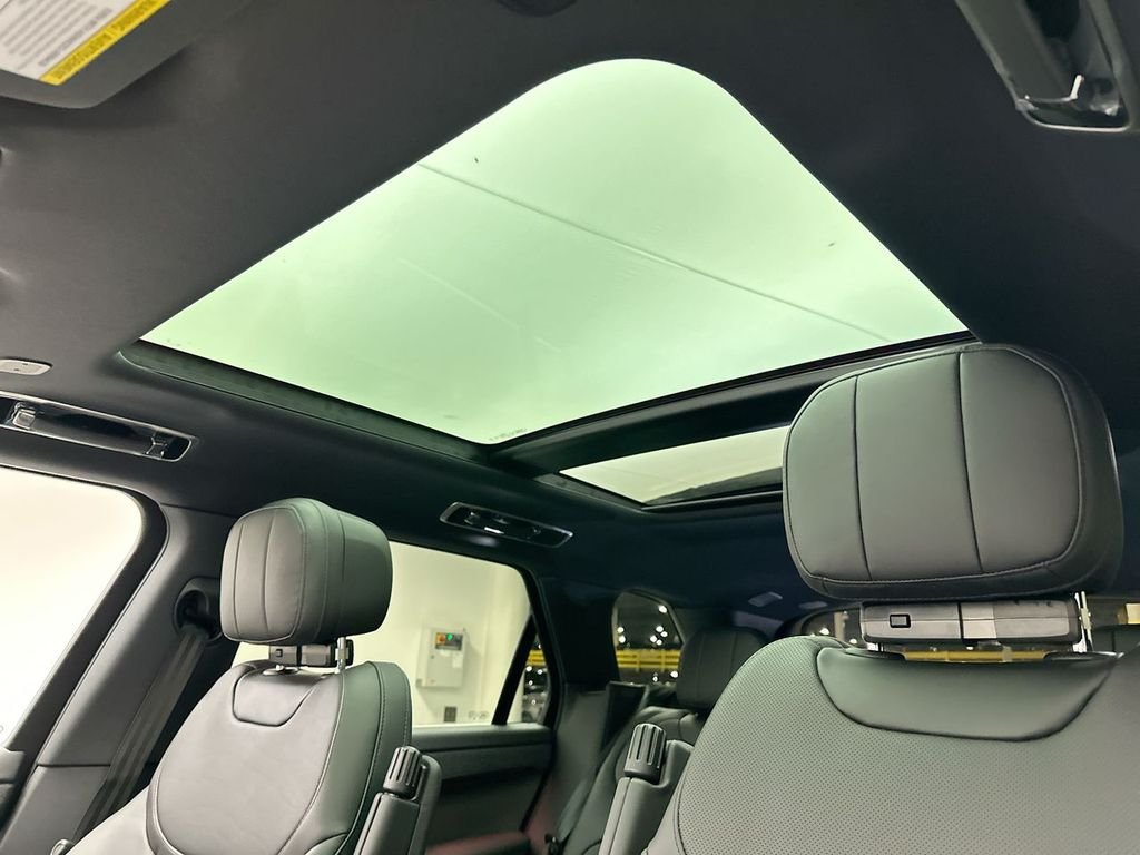 Used 2025 Fuji White Land Rover SE image 16