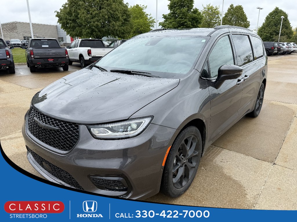 2023 Chrysler Pacifica Touring L's photo
