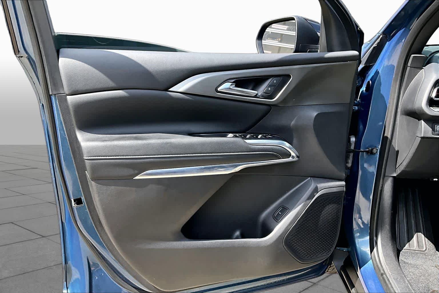 Used 2025 Lakeshore Blue Metallic Chevrolet FWD LT image 22