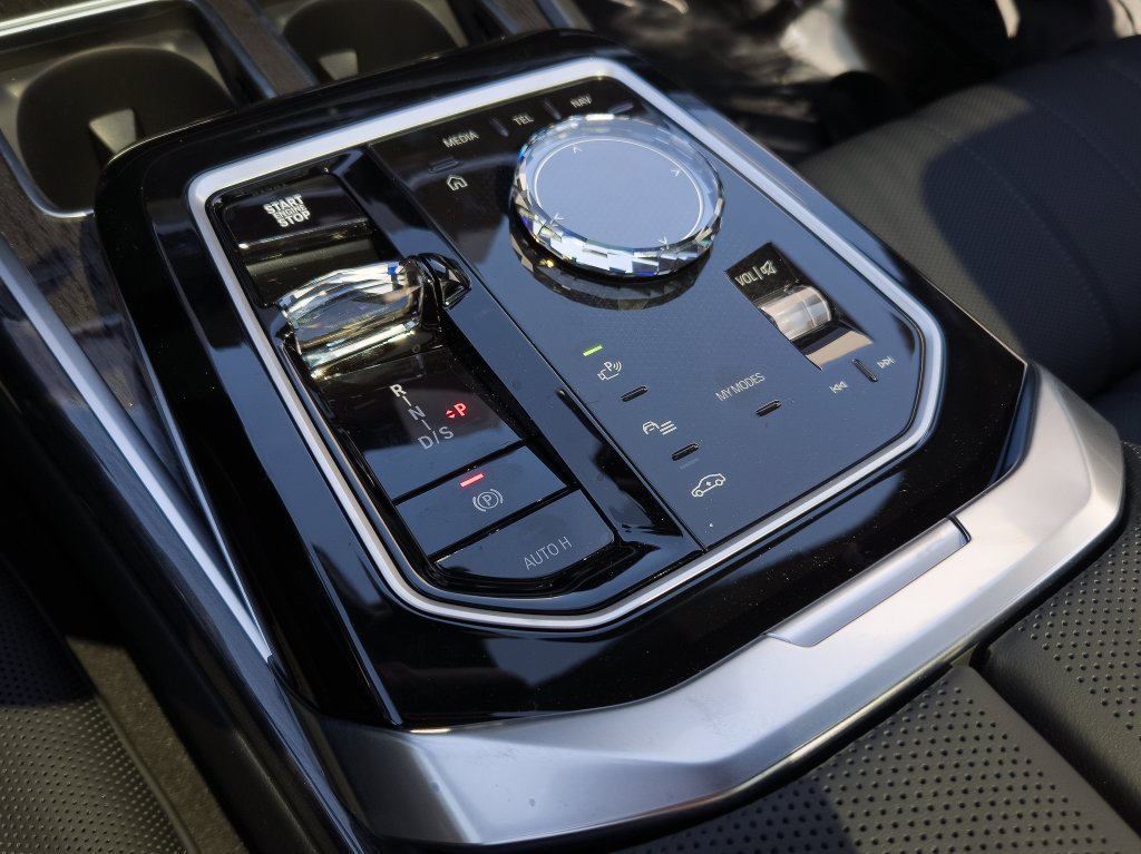New 2026 Black Sapphire Metallic BMW 750e xDrive image 10