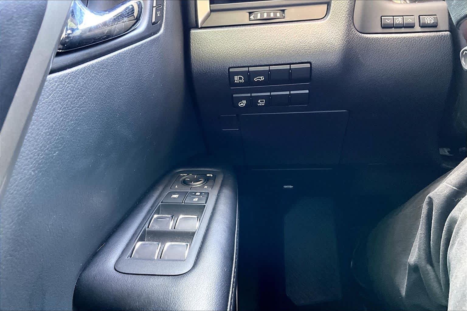 Used 2020 Atomic Silver Lexus  image 36