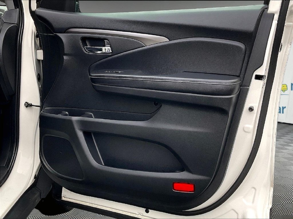 Used 2018 White Diamond Pearl Honda RTL image 12