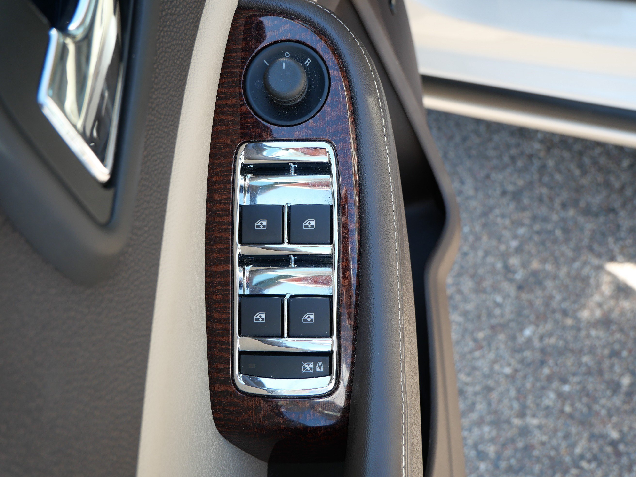 Used 2013 White Diamond Tricoat Chevrolet ECO image 19