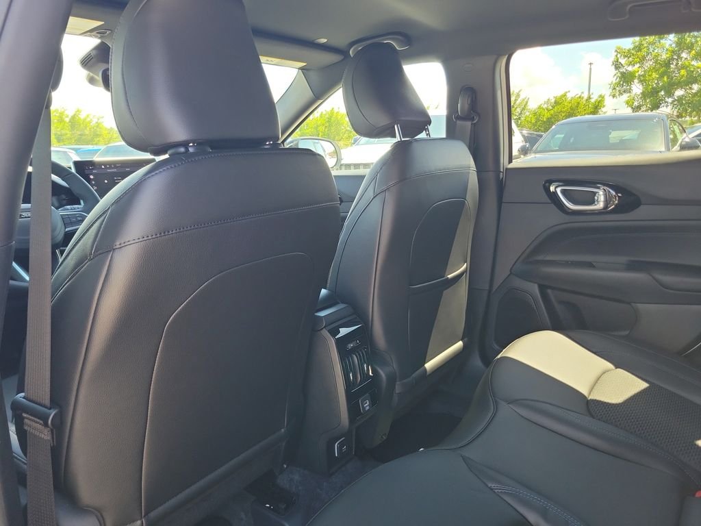 New 2026 Bright White Clearcoat Jeep Latitude image 13