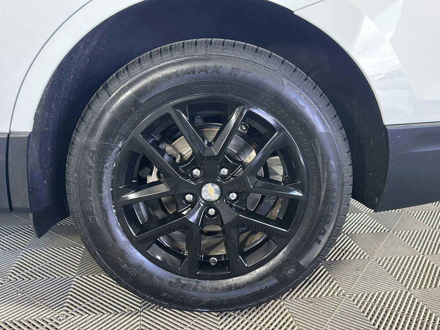 Used 2024 Summit White Chevrolet LT image 9