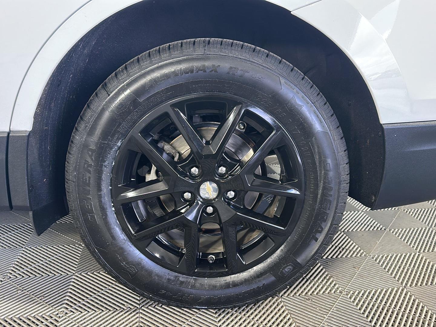 Used 2024 Summit White Chevrolet LT image 9