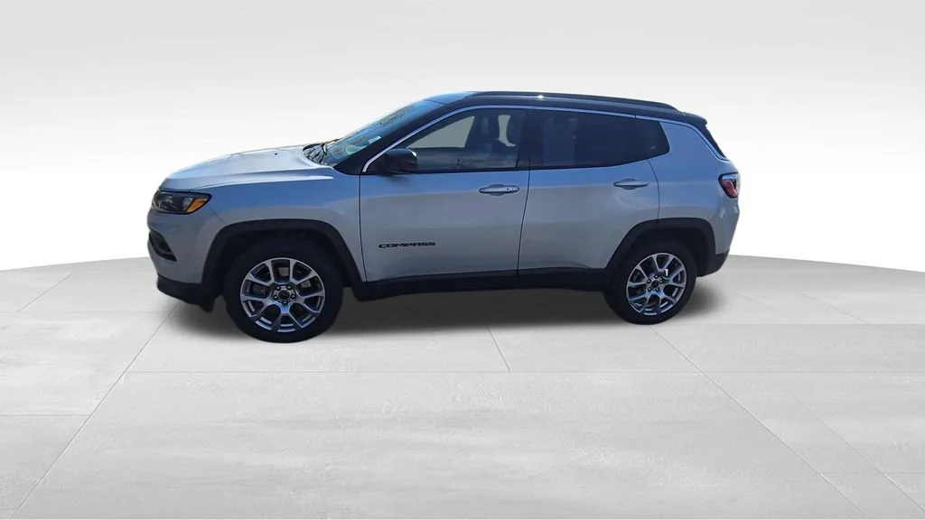 Used 2025 Silver Jeep Limited image 4