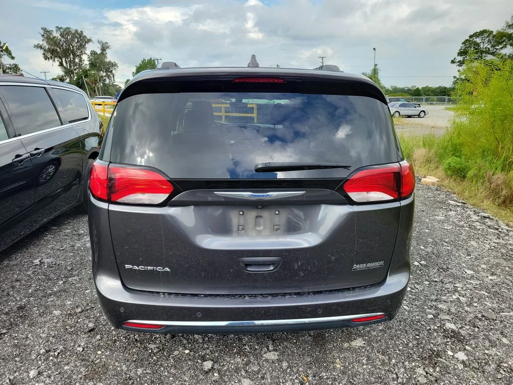 Used 2018 Gray Chrysler Touring L image 5