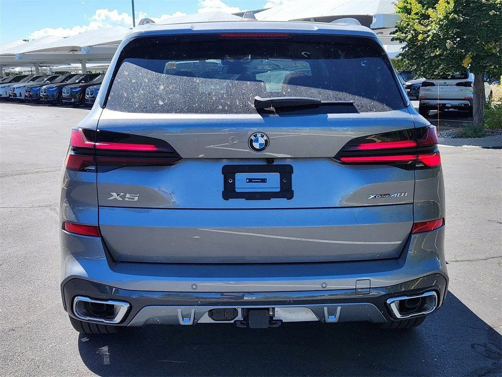 Used 2026 Skyscraper Grey Metallic BMW xDrive40i image 4
