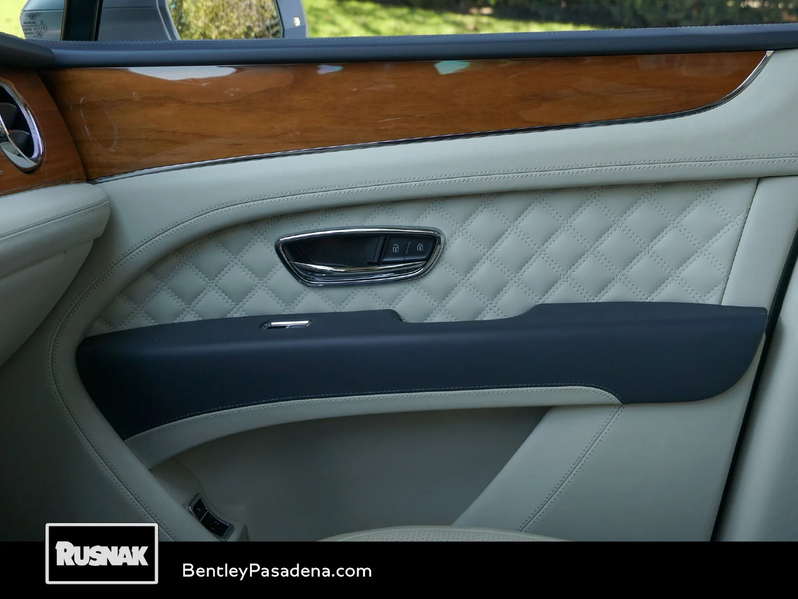 Certified Used 2023 Breeze by Mulliner Bentley Azure image 20