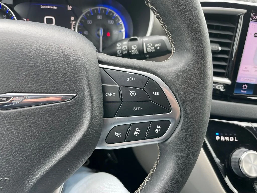 Used 2022 Bright White Clearcoat Chrysler Touring L image 21