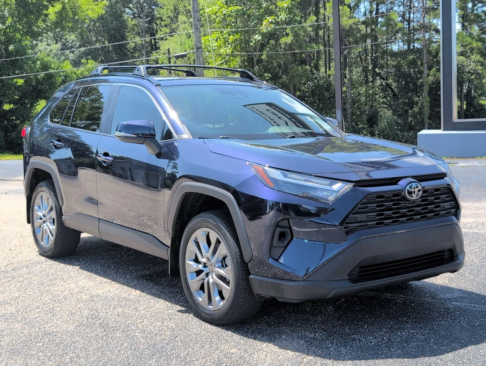 Used 2024  Toyota XLE Premium image 9