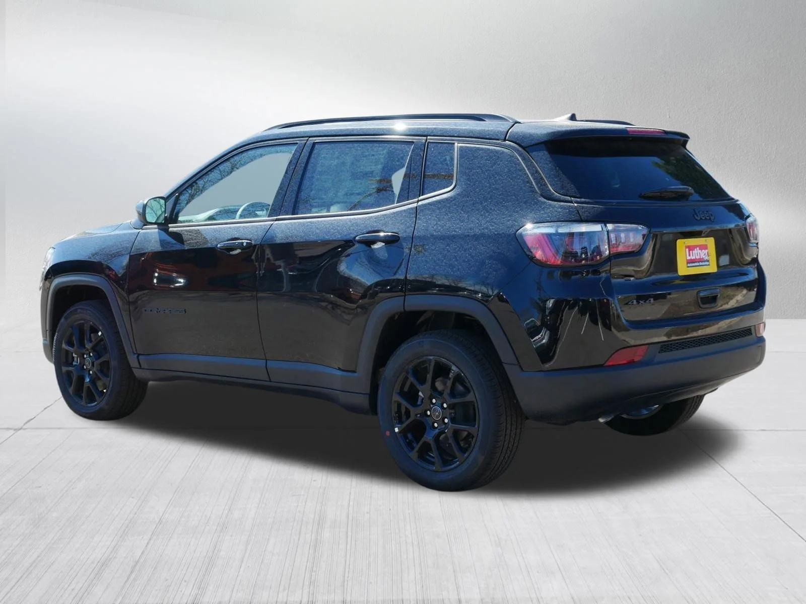 New 2026 Diamond Black Crystal Pearlcoat Jeep Latitude Altitude image 5