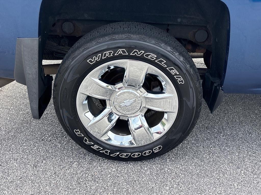 Used 2016 DEEP OCEAN BLUE METALLIC Chevrolet LTZ image 26