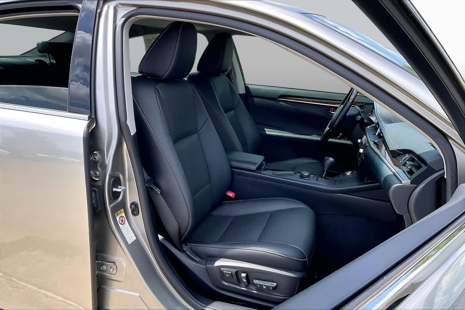 Used 2015 Atomic Silver Lexus  image 8