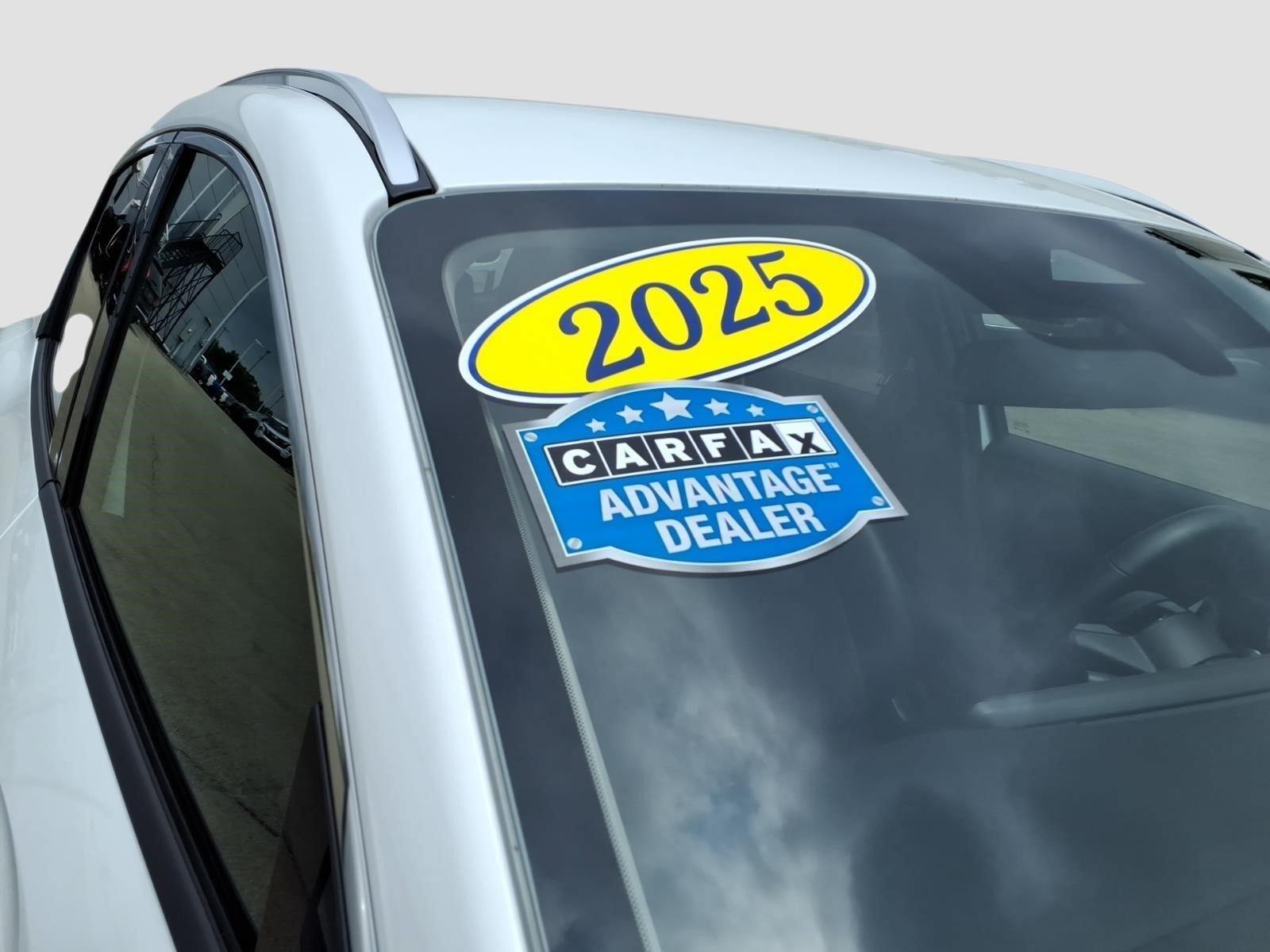 Used 2025 Aspen White Tricoat Qac Nissan SR image 9