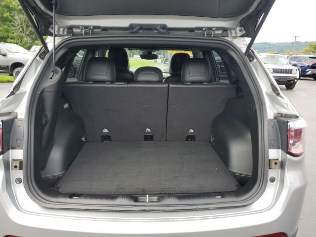 Used 2023 Silver Jeep Latitude image 10