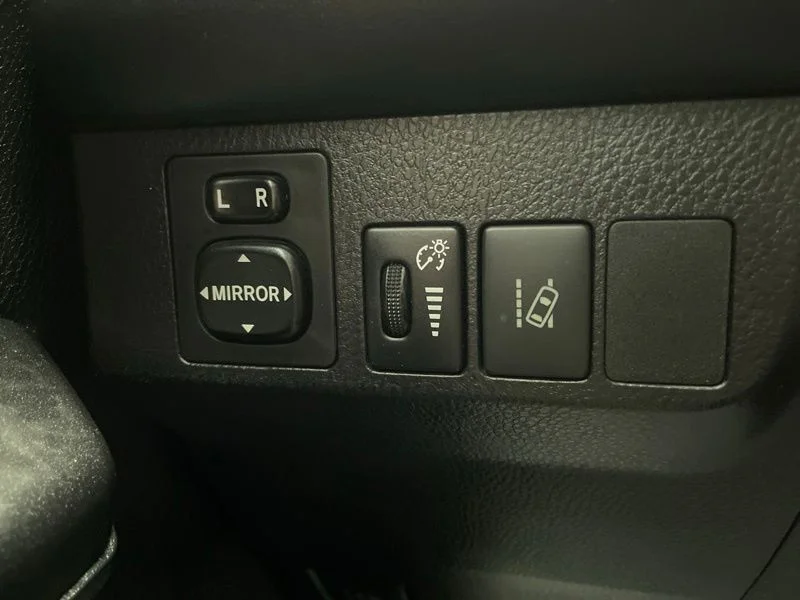 Used 2018 White Toyota XLE image 23