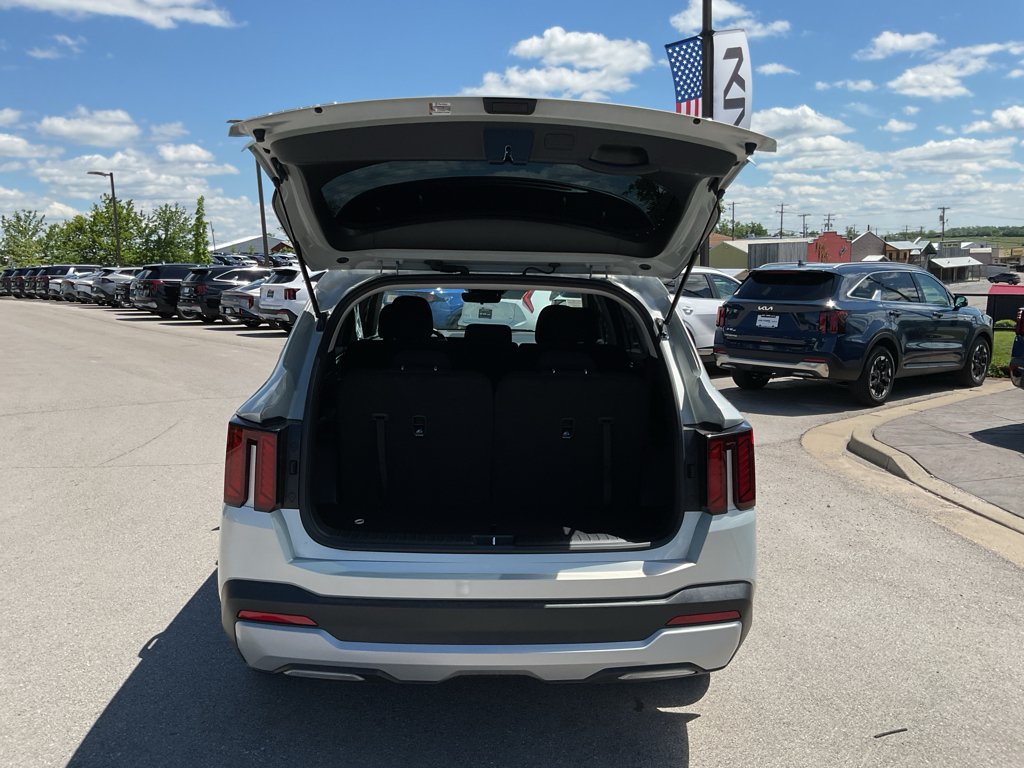 Used 2026 Ivory Silver Kia LX image 17