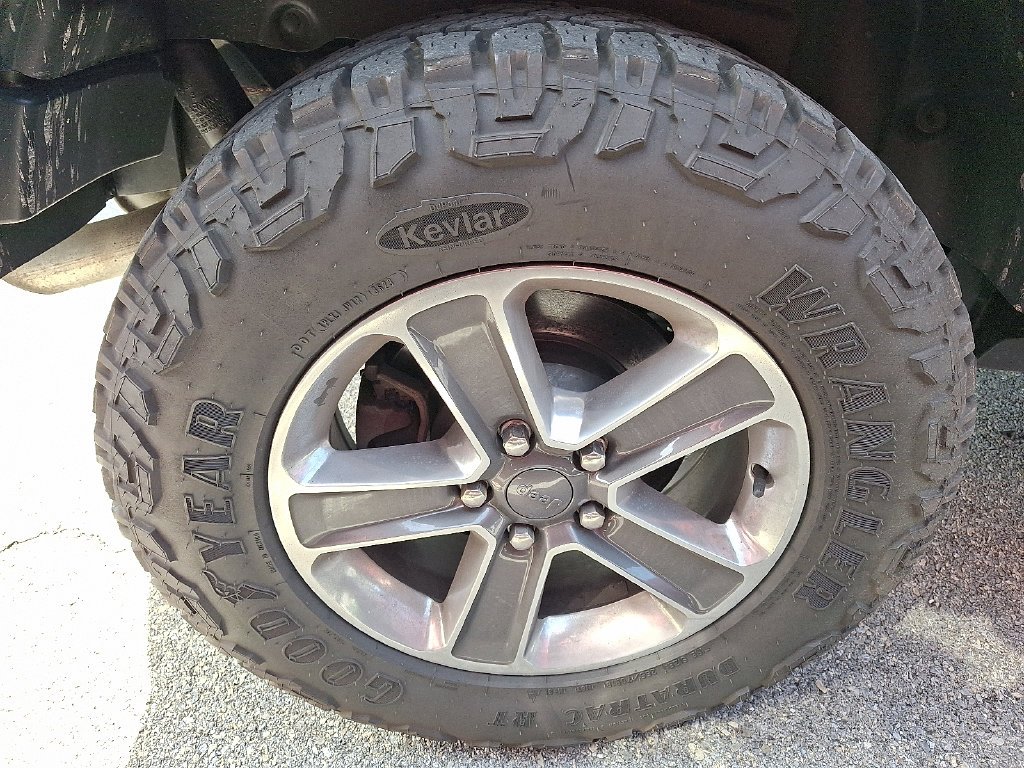 Used 2022 White Jeep Unlimited Sahara image 7
