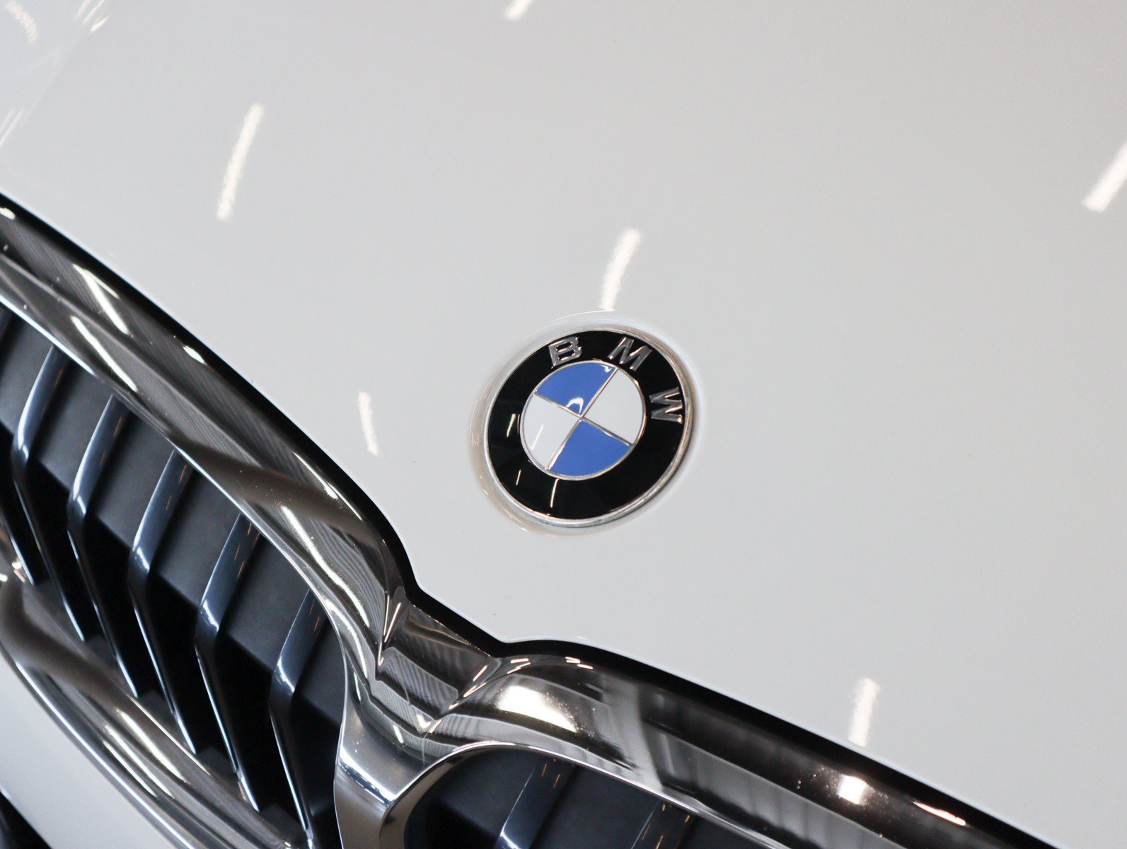 Used 2019 Alpine White BMW 330i image 25