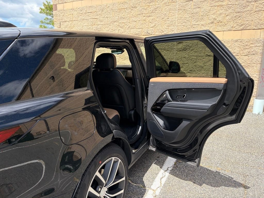 Used 2023 Black Land Rover SE Dynamic image 16