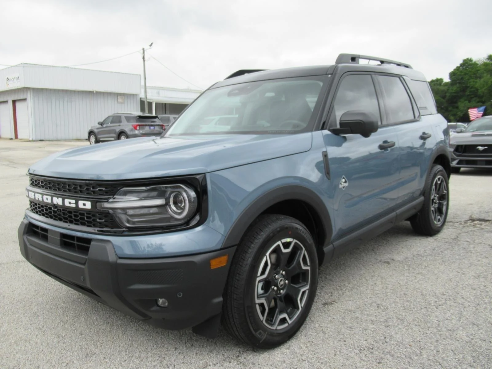 New 2026 Azure Gray Metallic Tri-Coat Ford Outer Banks® image 3