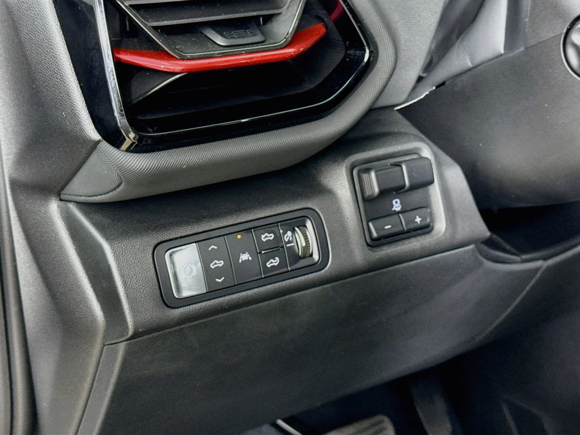 Used 2025 Summit White Chevrolet RST - Extended Range image 12