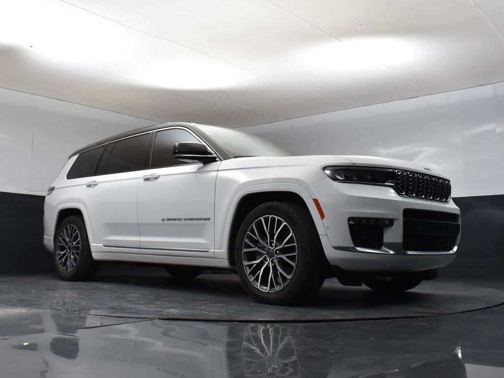 Used 2024 White Jeep Summit image 7