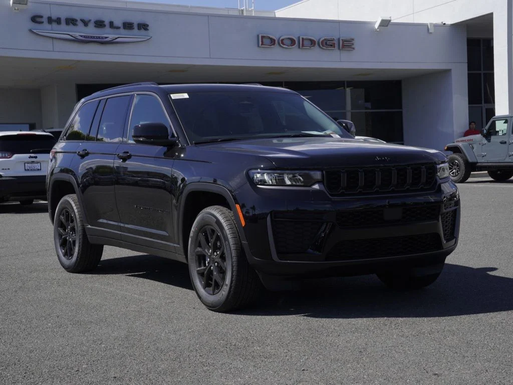 New 2026 Diamond Black Crystal Pearl-Coat Exterior Paint Jeep Laredo Altitude image 1