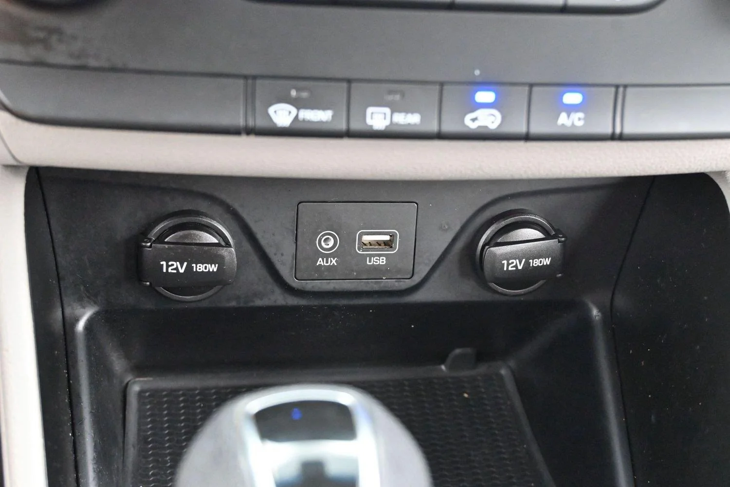 Used 2020 Stellar Silver Hyundai SE image 25