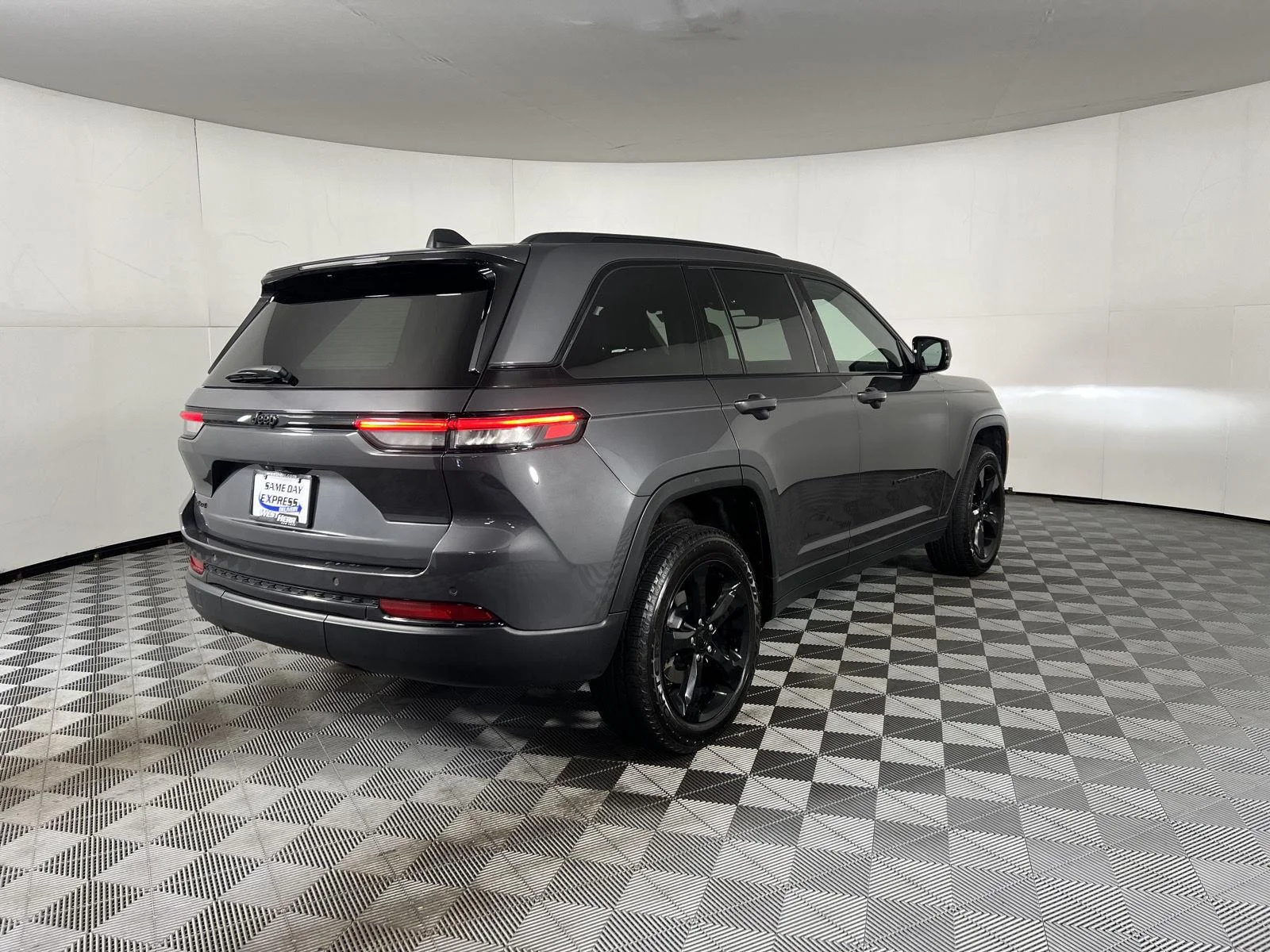 Used 2024 Baltic Gray Metallic Clearcoat Jeep Altitude image 9