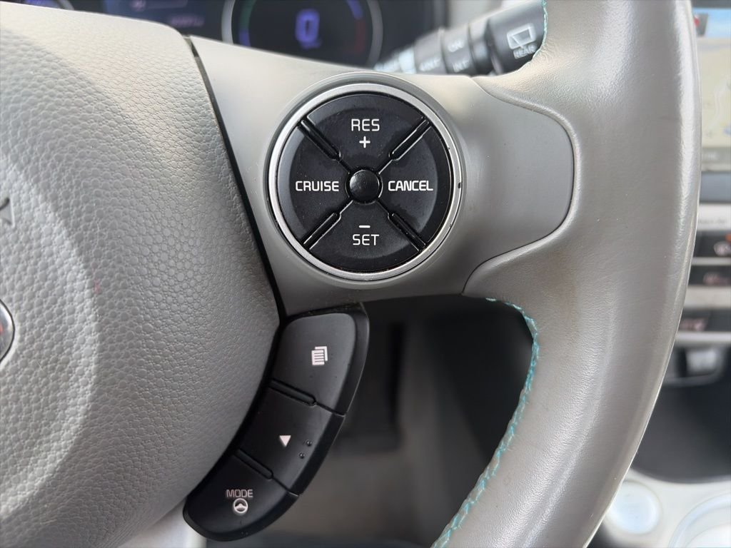 Used 2017 White Kia Base image 30