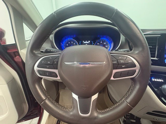 Used 2017 Red Chrysler Touring L image 22