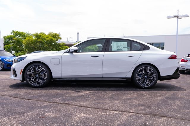 New 2027 Alpine White BMW 550e xDrive image 2