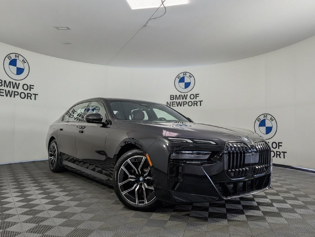 Used 2026 Black BMW xDrive60 image 3