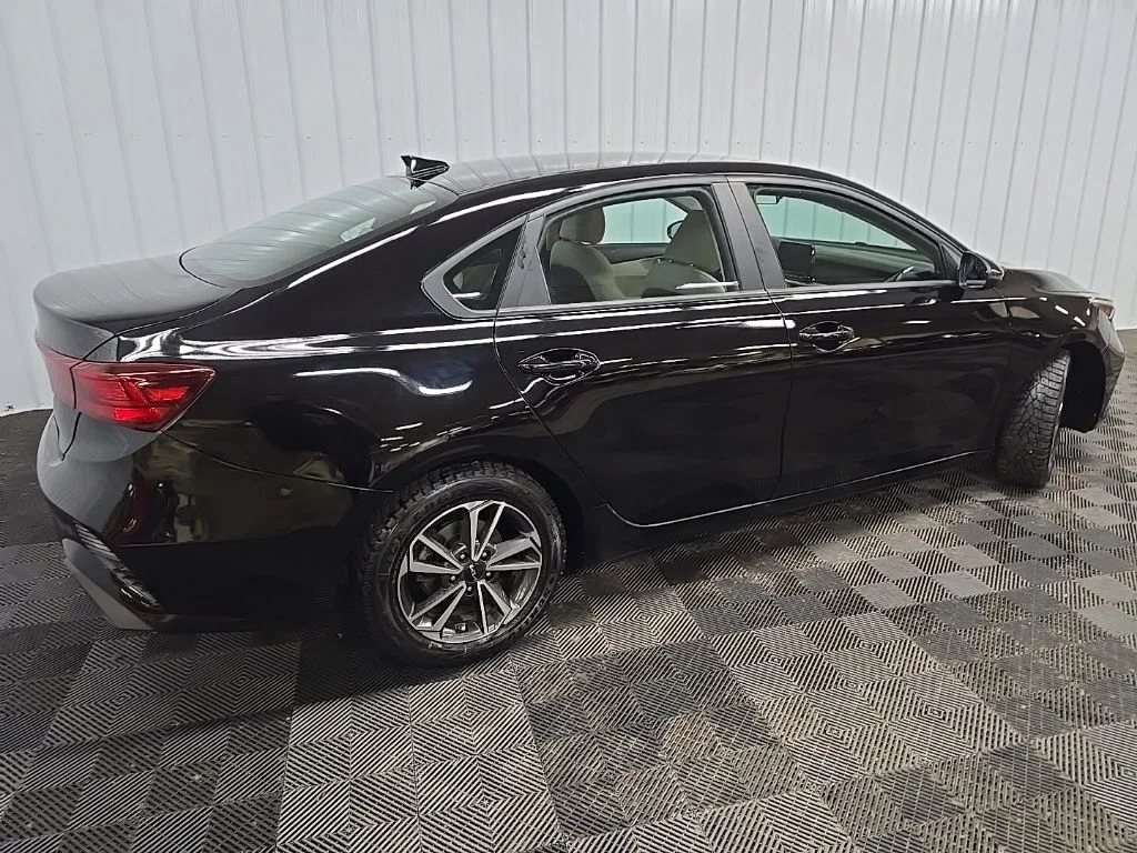 Used 2023 Aurora Black Kia LXS image 3