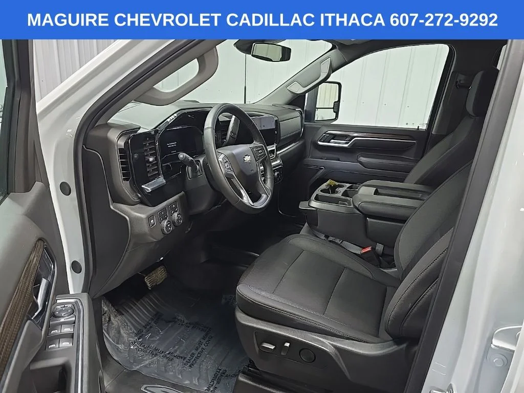 Used 2025 White Chevrolet LT image 28