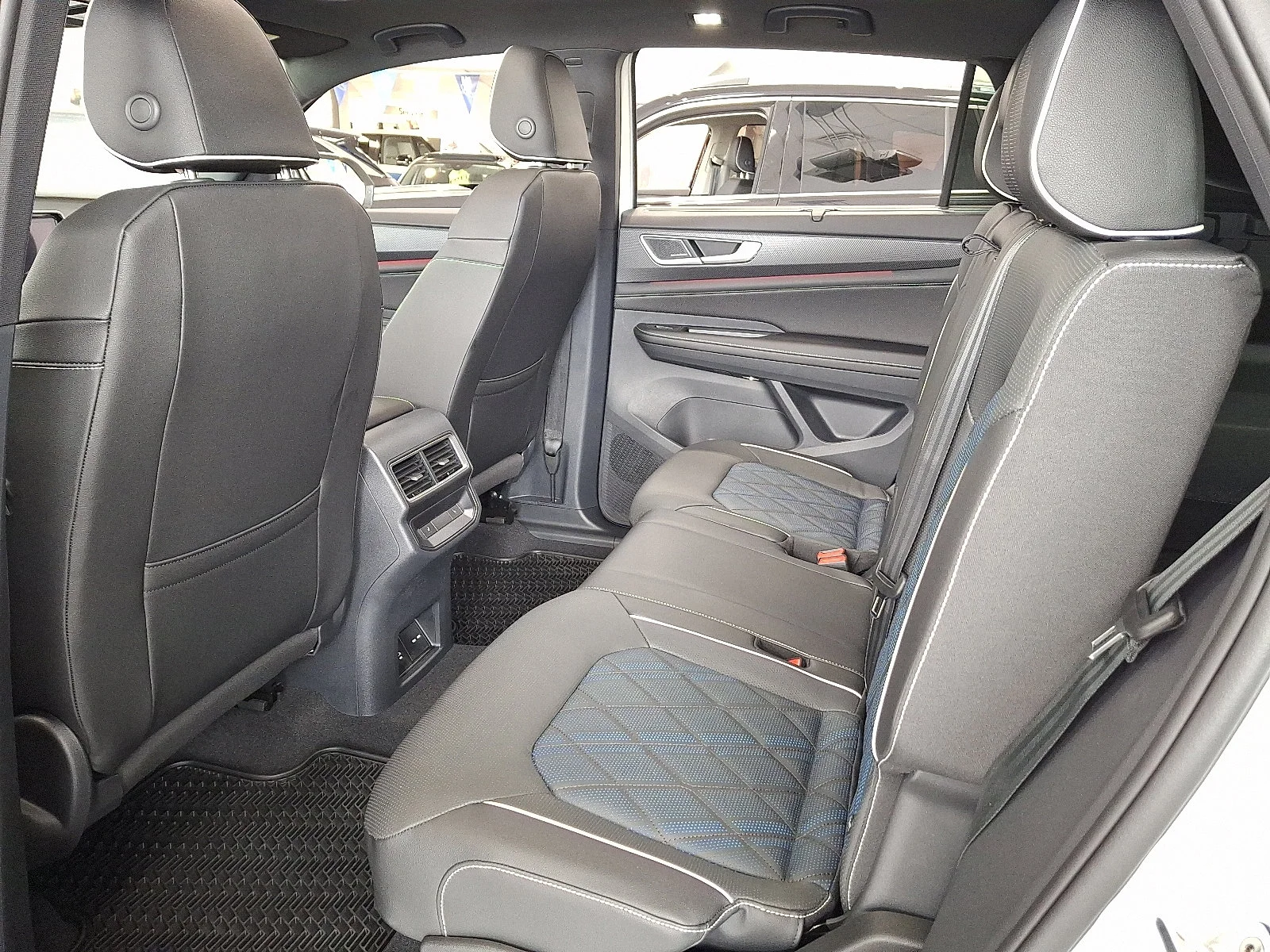 2026 Volkswagen Atlas Cross Sport SEL Premium R-LINE - Photo 8
